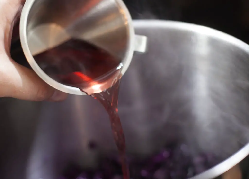 Pour red wine vinegar in sugar-free pickled red cabbage