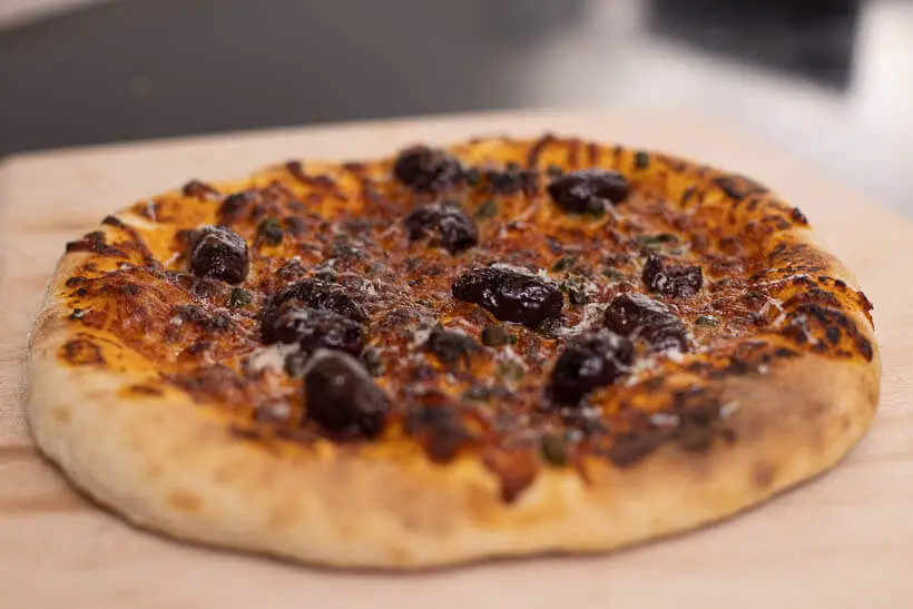 pizza med surdej: pizza med kalamata oliven og kapers